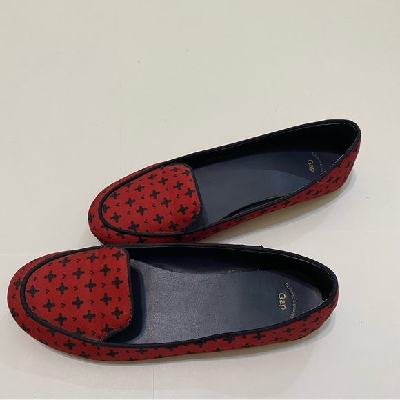 ⭐️ Gap red and blue size 7W shoes. - Picture 3 of 6